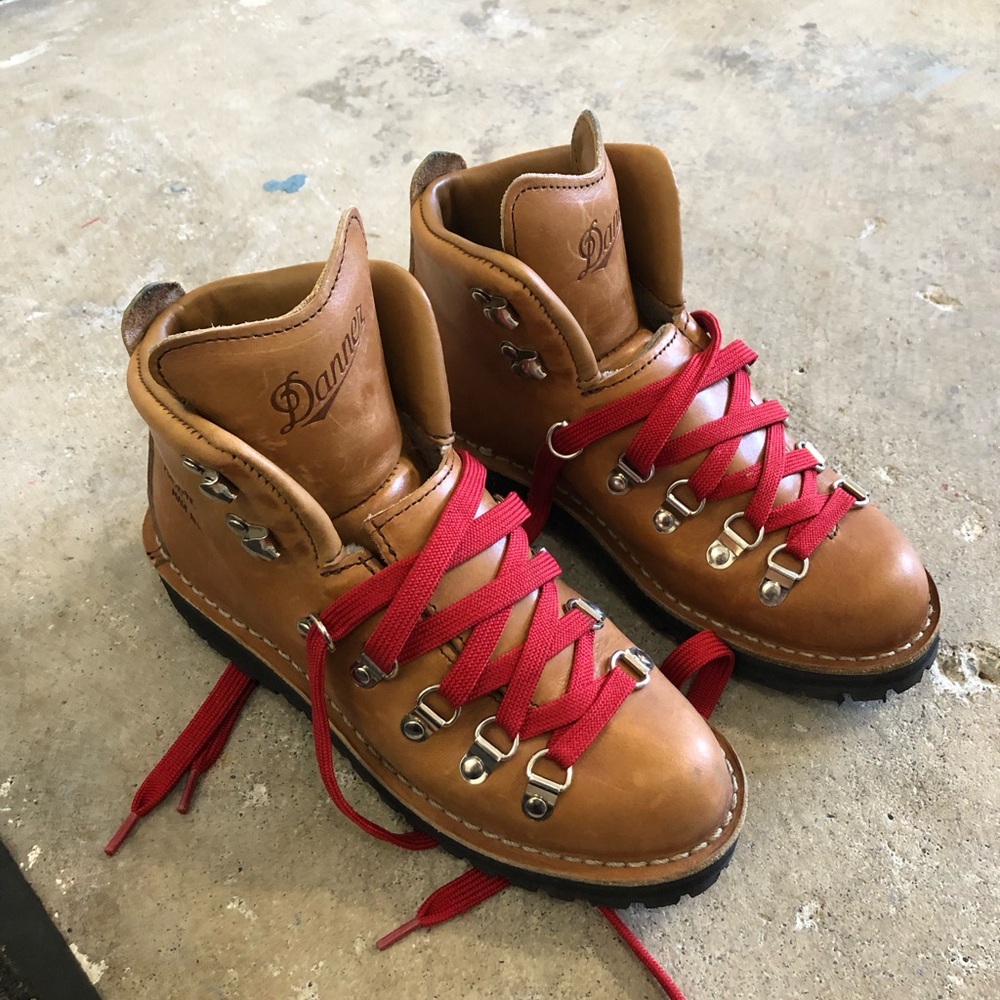 Danner Women’s Mountain Cascade Tan Leather Hiking Boots with Red Laces Size 5.5